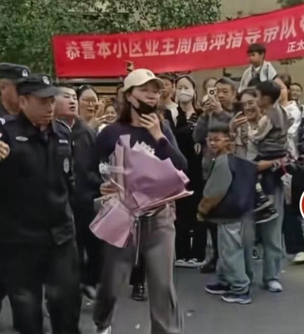 趣操盘 率泰州爆冷夺苏超！39岁女足队长回家受热捧 邻居拉横幅+敲锣打鼓